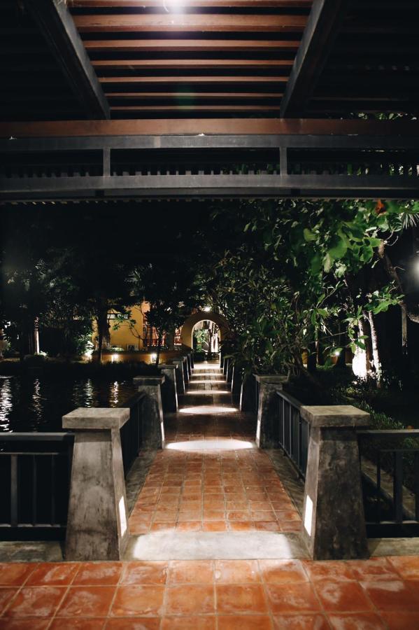 Hotel De L'Amour Sha Plus Prakhon Chai Bagian luar foto