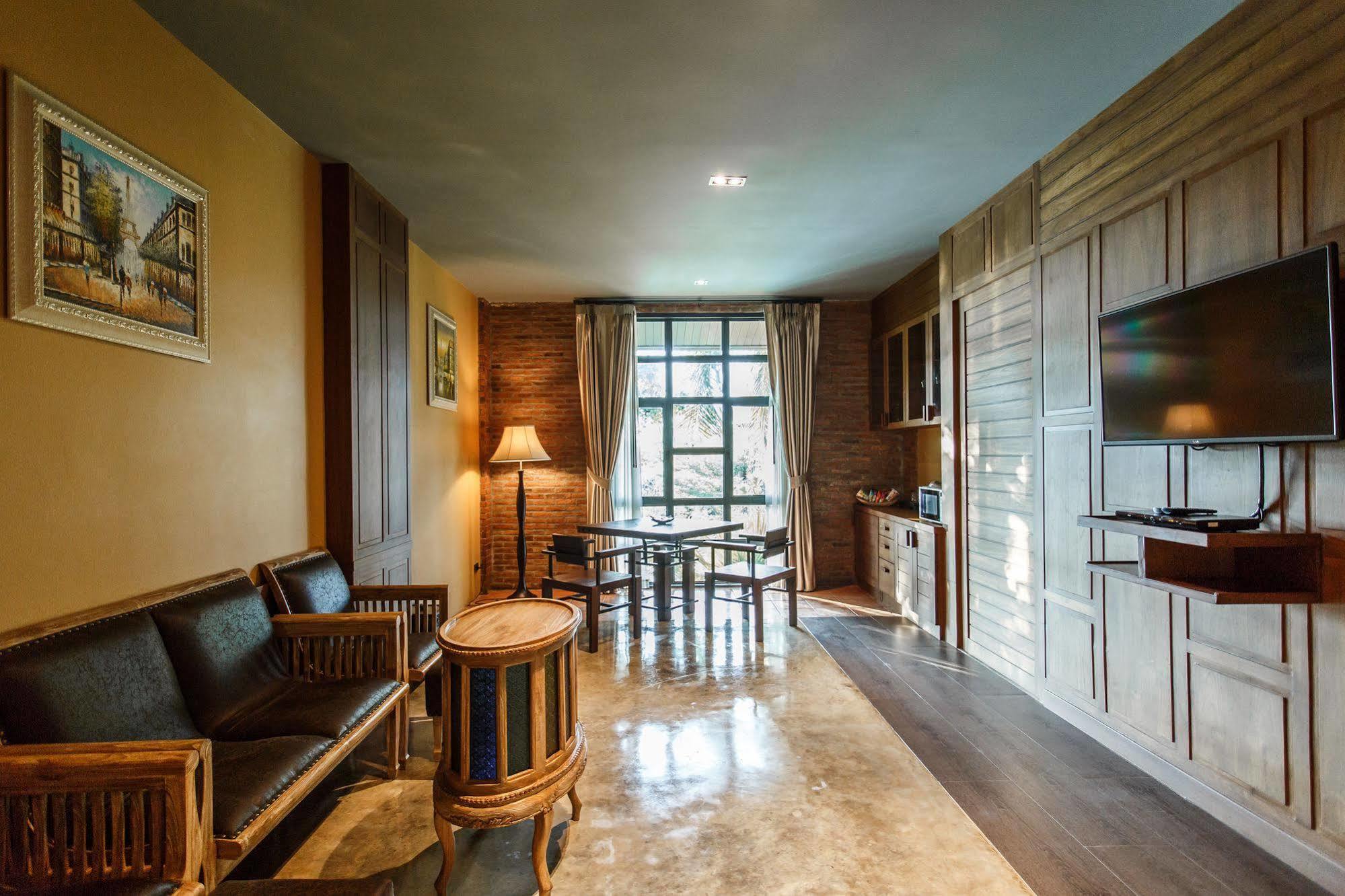 Hotel De L'Amour Sha Plus Prakhon Chai Bagian luar foto